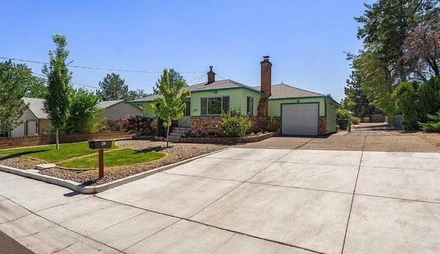 Home sleeps 8, heat, AC, 10 mins to most attraction