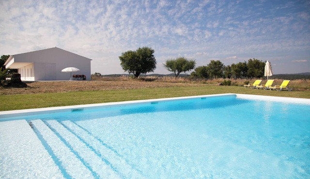 Homerez - Chic Villa with Private Pool near Évora