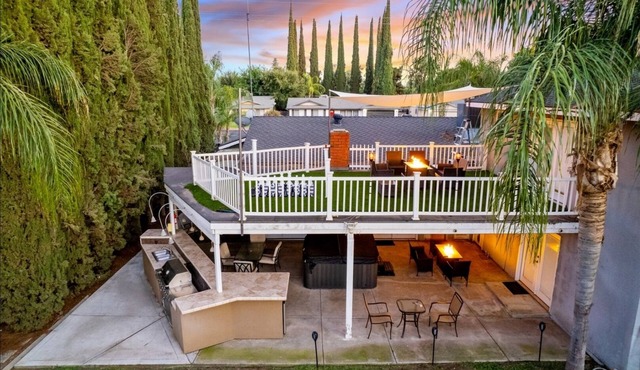 Hot tub, Game Room, Outdoor Kitchen & much more!