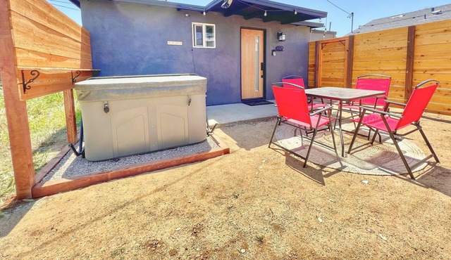 ~Hot Tub Getaway in Central San Diego~