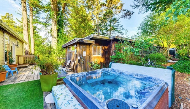 Hot Tub & Views: 'secret Garden' Fort Bragg Cabin