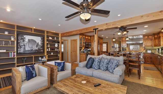 HUGE LAKE LODGE- 6BD,4BATH, 5 KING BEDROOMS! LAKE VIEWS - KAYAKS #5709