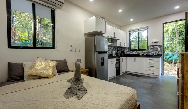 Hummingbird: studio steps from the beach