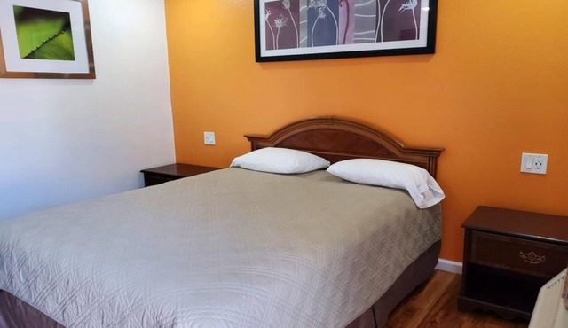 Ideal Queen Room for Business Travelers Visiting Oakland Attractions