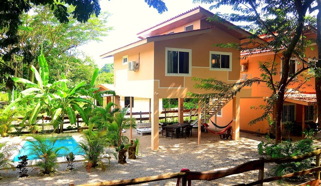 Iguana house very close to the center with a beautiful view in the jungle