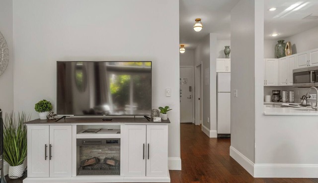 Immaculate Modern 2BR Condo with Pool & Parking! in Seattle
