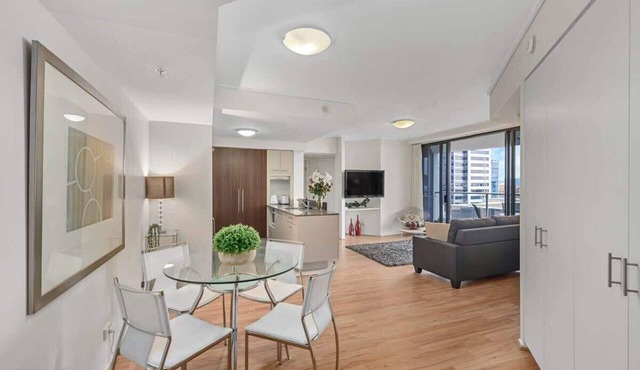 Inner-City Vibes! 2Bed/1Bath/1Car/Balcony~CBD