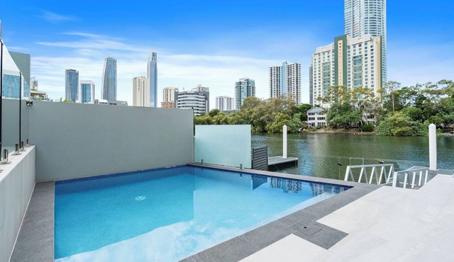 Island Dreams – Luxury Villa Living in the Heart of Surfers Paradise