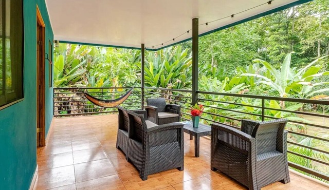 Jungle Perch Apartment w/AC, Fiber Optic Internet & Garden full of Wildlife