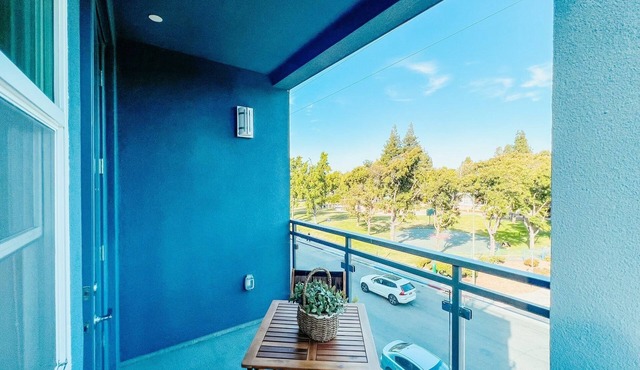 KING BED | Modern 2 Bed 2 Bath Condo | Pool & Hot Tub