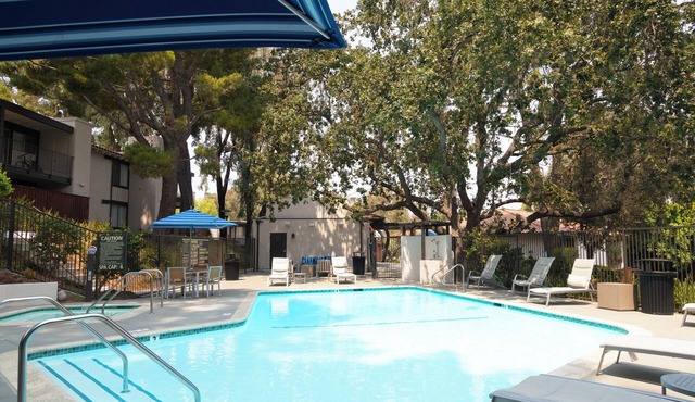 🌿 King Bed, Pool, Parking, Ideal for Long Stays