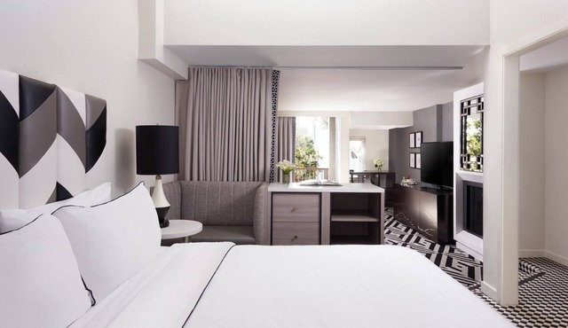 King Suite Top Floor Balcony near Sunset Strip l with Rooftop Pool Access