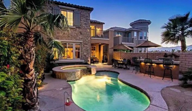 LAKE FRONT VILLA - Close to Fantasy Springs! Lic# 051057