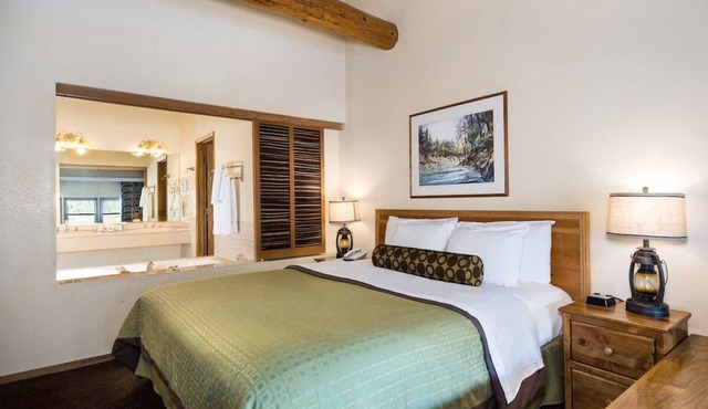 Lakefront Spa Suite with Pool | Near Yosemite & Bass Lake