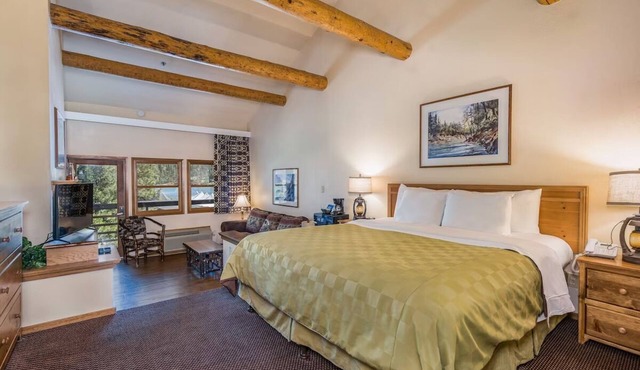 Lakeside Suite Steps from Bass Lake & Yosemite National Park w/Pool Access