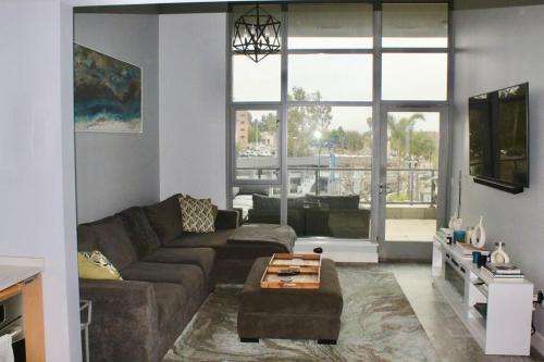 Large Downtown Condo W/Patio & Parking