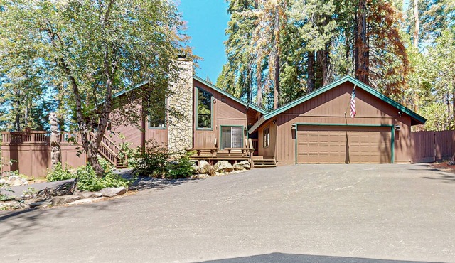 Large Mountain Home w/Guest House, Game Room, Fireplace, Wifi, & Private W/D