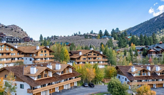 Large, renovated Interlaken condo that accommodates 10!