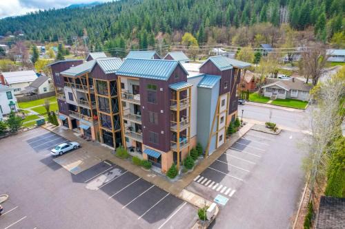 Large Studio Condo with Full Kitchen, Ski, Bike, Beautiful Balcony Views Hottub Fireplace in Kellogg