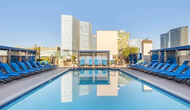 Las Vegas | Couples Vegas Hub | Pool + Spa