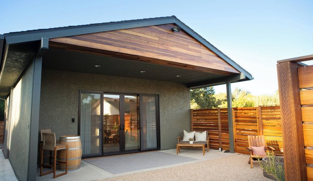 Lasso Lodge ~ Walking distance to wine tastings and restaurants! King size bed