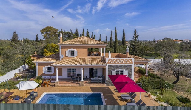 Laura - Villa with private pool and nice views to the sea