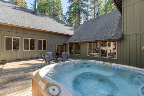 Lazy Bear Lodge Rustic Luxe Villa with spa & gameroom