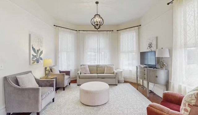 Lilac Victorian Downstairs-Spacious Water-View Apartment in Historic Old Town