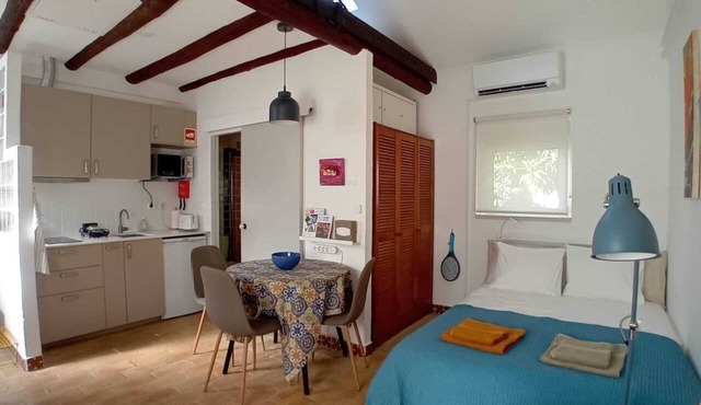 Little House Barreiro, wifi, a/c, 5 min to river front park, panoramic views!