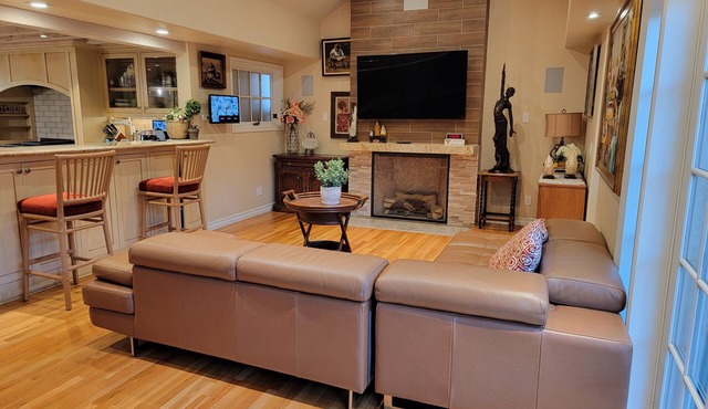 Local Cheerful 4 Bedroom home with outdoor dining