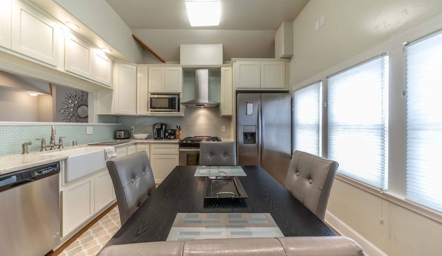 Location! Midtown Victorian Gem Sleeps12