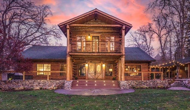 Log Cabin sleeps 20 with hot tub, EV Charger, firepit
