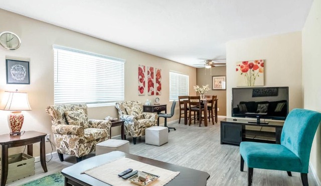 Longer Stays for Travelers- Apt Blocks from Hospital, Downtown
