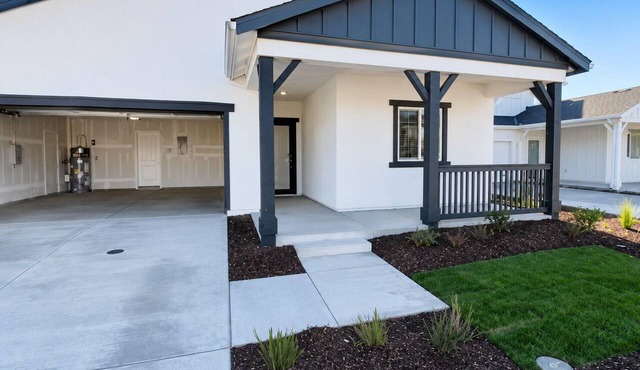 Lovely modern 5 bedroom house in Patterson CA,ensuring your stay is comfortable.