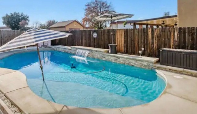 Lovely Spacious Home w/Private Garden, Pool & BBQ