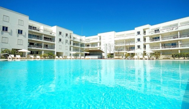 Lovely Townhouse on Lagos Marina with swimming pool, Air Con & WiFi