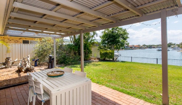 Lowset home on the canal - Dolphin Dr, Bongaree