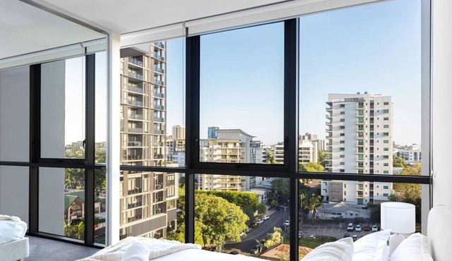 Luxe 2BR |Sleeps 6 |Balcony |Pool |Walk To Suncorp