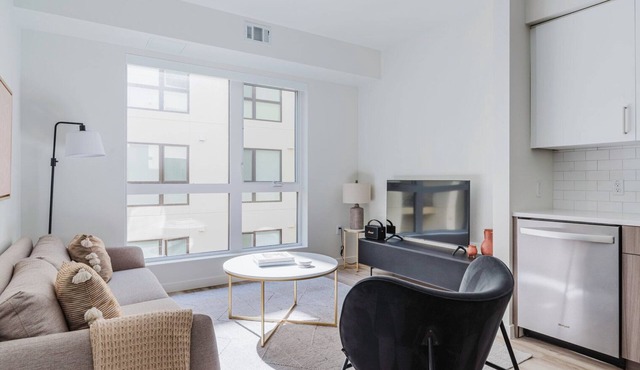 Luxe Hayward 2BR w/Pools, Spas & A/C, near Green Spaces, by Blueground