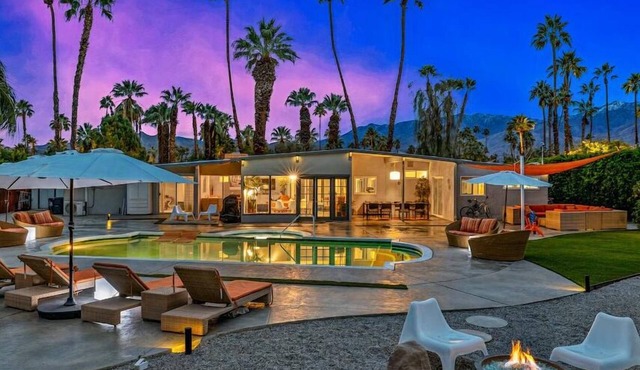 Luxe Midcentury Outdoor Oasis. Saltwater Pool. Gym. Fire Pit. Pet Friendly.