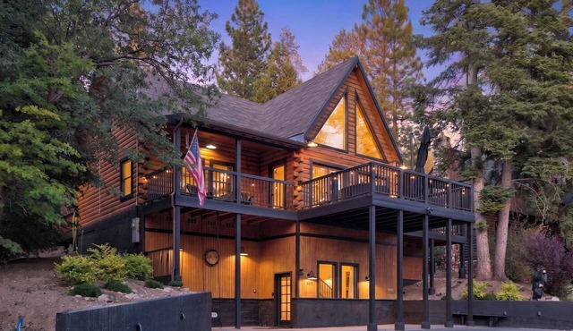 Luxe Moonridge Log Cabin w/Hot Tub + Games + Fire Pit + AC!