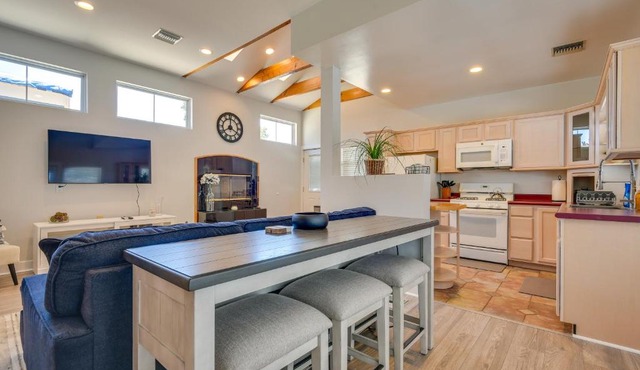 Luxe Pasadena Casita w/Fireplace & Grill