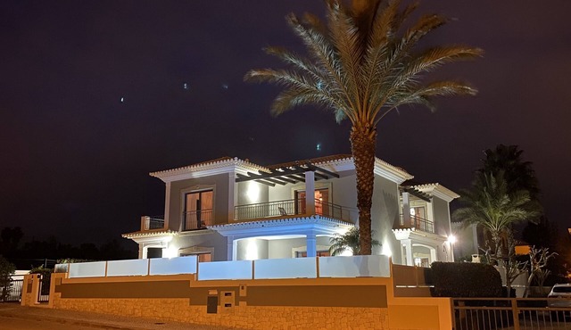 Luxorious 3 bedroom villa with ensuite bathrooms overlooking Porto de Mós beach