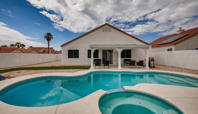 Luxurious House With A Pool, Spa, and Patio, Sleeps 6 Comfortably