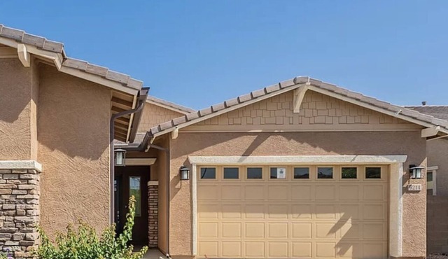 Luxurious Newer Modern Home 1.5 miles from State Farm Stadium/Westgate district.