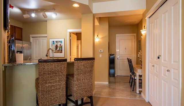 Luxurious Waterfront Penthouse 2BR/2BA + Parking! in Seattle