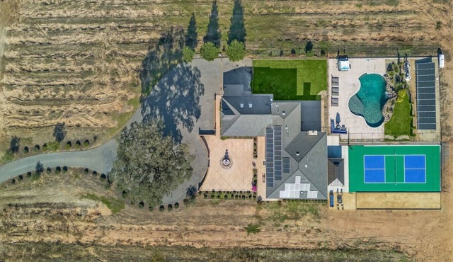 Luxury 4 Acre Estate - Pickleball, Pool, Game Room
