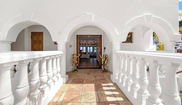 Luxury 4BR Villa: Vaulted Ceilings + Ocean Views + 6-seat golf cart.