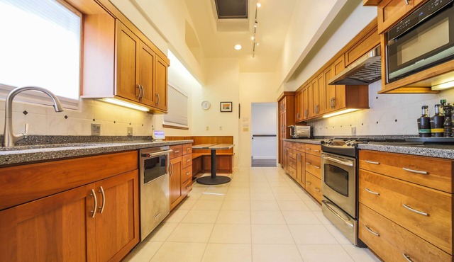 Luxury 5-bed/4-bath in foothills w/stunning mountain views, close to campus