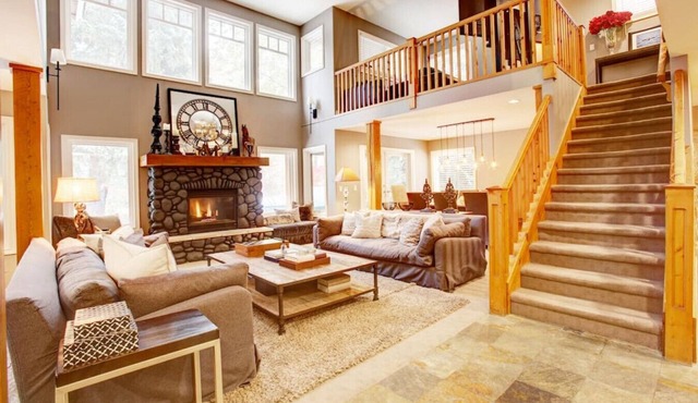 Luxury 5BR Home:Sleeps 10 Comfortably,Hot Tub,Free Parking,Patio+BBQ-5 minutes to Village!